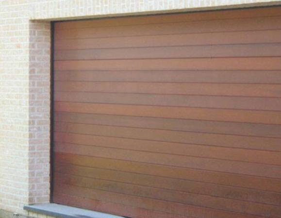 installation de porte de garage en bois